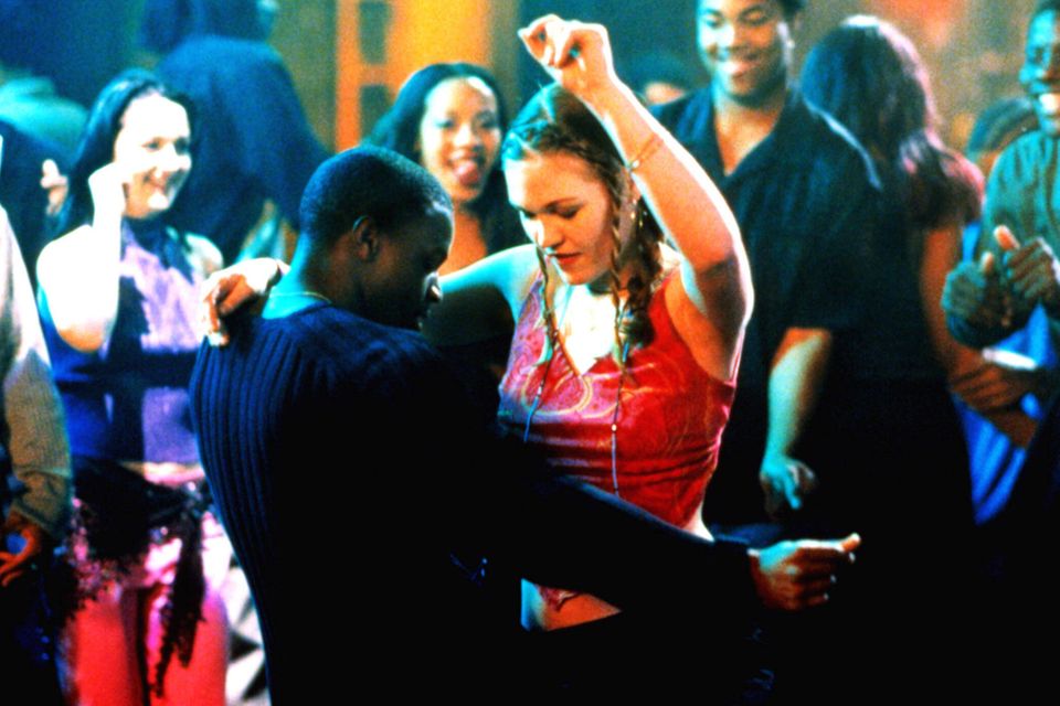 Derek (Sean Patrick Thomas) und Sara (Julia Stiles) zeigen im Club, was sie drauf haben