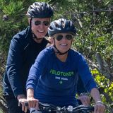 Dr. Jill Biden geht es sportlich an. Für einen Fahrrad-Ausflug durch den Cape Henlopen State Park in Rehoboth Beach, Delaware taucht die First Lady ihr klassisches Kostüm nur zu gerne gegen bequeme Leggings, Shirt und Sneakers. Ein Look, der der Ehefrau des amtierenden US-Präsidenten definitiv steht!