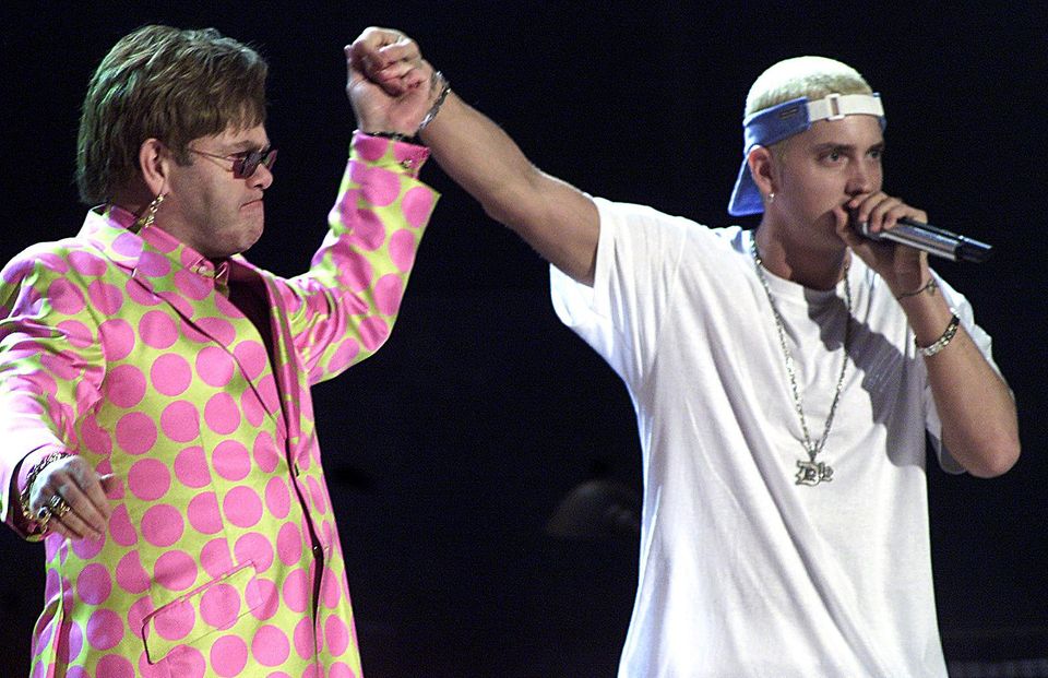 Es war die Überraschung des Abends, als 2001 Elton John zusammen Eminem seinen Song "Stan" aufführten. Das unerwartete Duett wurde nur von der starken Geste am Ende der Performance übertroffen: Das Händchen-Halten setzte ein starkes Zeichen für die LGBTQ-Community. Elton stand dem Rapper, der mit Drogenproblemen zu kämpfen hatte, am Telefon immer mit Ratschlägen zur Seite. 
