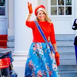 Königin Máxima feiert den Prinzentag 2021 in Den Haag. Gut gelaunt und wie immer top gestylt winkt sie den Fotograf:innen zu. Dabei trägt sie ein Ensemble von Natan Couture, einem ihrer Lieblingslabels. Eine tolle Wahl, die die Königin zum Strahlen bringt.
