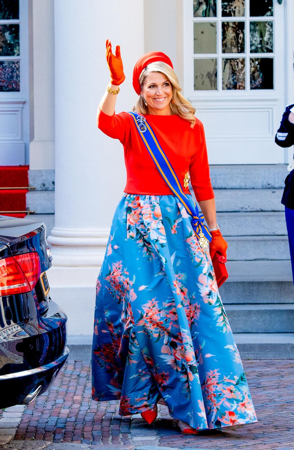 Königin Máxima feiert den Prinzentag 2021 in Den Haag. Gut gelaunt und wie immer top gestylt winkt sie den Fotograf:innen zu. Dabei trägt sie ein Ensemble von Natan Couture, einem ihrer Lieblingslabels. Eine tolle Wahl, die die Königin zum Strahlen bringt. Königin Máxima feiert den Prinzentag 2021 in Den Haag. Gut gelaunt und wie immer top gestylt winkt sie den Fotograf:innen zu. Dabei trägt sie ein Ensemble von Natan Couture, einem ihrer Lieblingslabels. Eine tolle Wahl, die die Königin zum Strahlen bringt.
