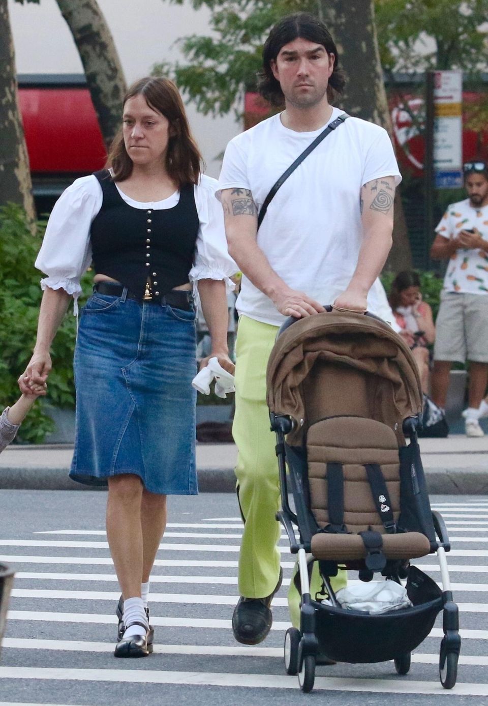 Huch, was ist denn da los? Fast hätte man Chloë Sevigny und Ehemann Vanja Sevigny Mackovic nicht wiedererkannt! Die Schauspielerin trägt ihre Haare nun dunkelbraun. Doch es sind nicht die Haare, die verwirrte Blicke auf sich ziehen. Ihr wilder Mix aus Denimrock, Puffärmel-Bluse und Weste sieht eher nach einem Kostüm aus, als einem Alltags-Outfit. Auch ihr Ehemann wirkt mit Hose im Neon-Look eher so, als wäre er auf dem Weg zu einem wilden Techno-Festival. Huch, was ist denn da los? Fast hätte man Chloë Sevigny und Ehemann Vanja Sevigny Mackovic nicht wiedererkannt! Die Schauspielerin trägt ihre Haare nun dunkelbraun. Doch es sind nicht die Haare, die verwirrte Blicke auf sich ziehen. Ihr wilder Mix aus Denimrock, Puffärmel-Bluse und Weste sieht eher nach einem Kostüm aus, als einem Alltags-Outfit. Auch ihr Ehemann wirkt mit Hose im Neon-Look eher so, als wäre er auf dem Weg zu einem wilden Techno-Festival.