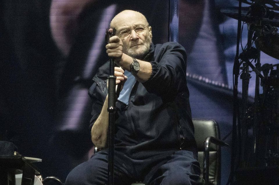 Phil Collins während der "Genesis"-Reunion-Tour in Birmingham am 20. September 2021. Der Schlagzeuger und Sänger hat sichtlich schmerzen.
