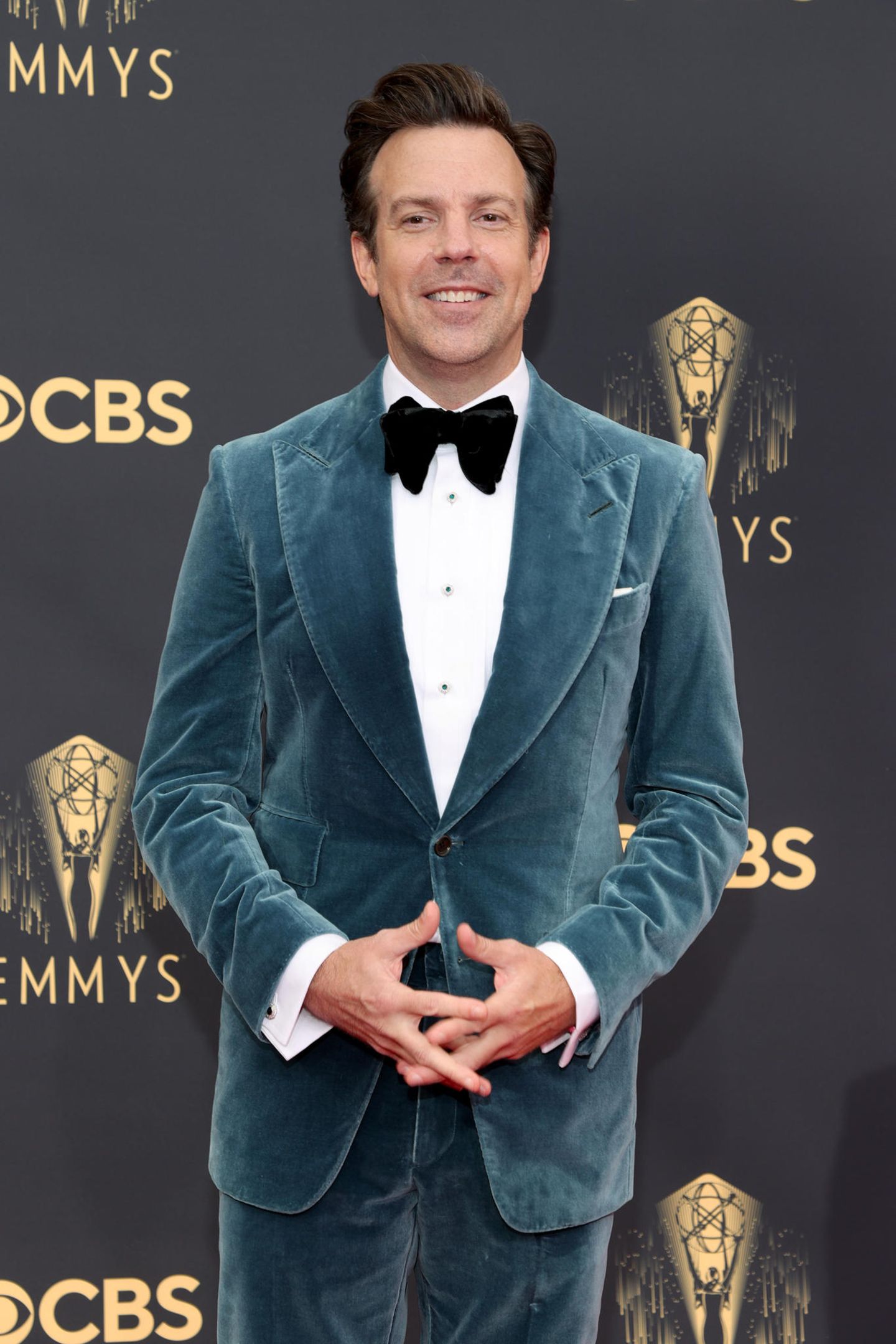 Ob Jason Sudeikis sich seinen Look für die Emmys bei Schauspielkollege Chris Evans abgeguckt hat? Der trug nämlich schon mal einen ähnlichen Look auf dem Red Carpet. Davon lässt sich Jason jedoch nicht beirren. Vielmehr nutzt er die Chance, um das Samt-Jackett zu seinem eigenen zu machen, indem er es zur passenden Anzughose kombiniert.