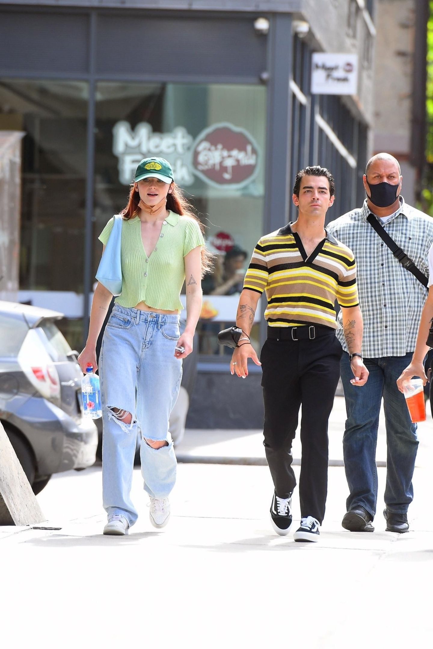 Sophie Turner und Joe Jonas genießen in lässigen Looks etwas Zweisamkeit in New York. Liebesgeständnis inklusive: Sophie hat einen richtigen Fan-Girl-Moment mit ihrer grünen Jonas-Brothers-Mütze. 