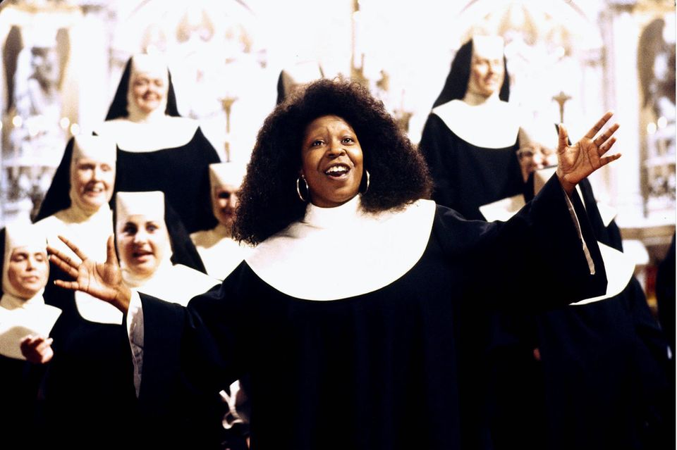 In ihrer Rolle als Chorleiterin geht Deloris (Whoopi Goldberg) auf