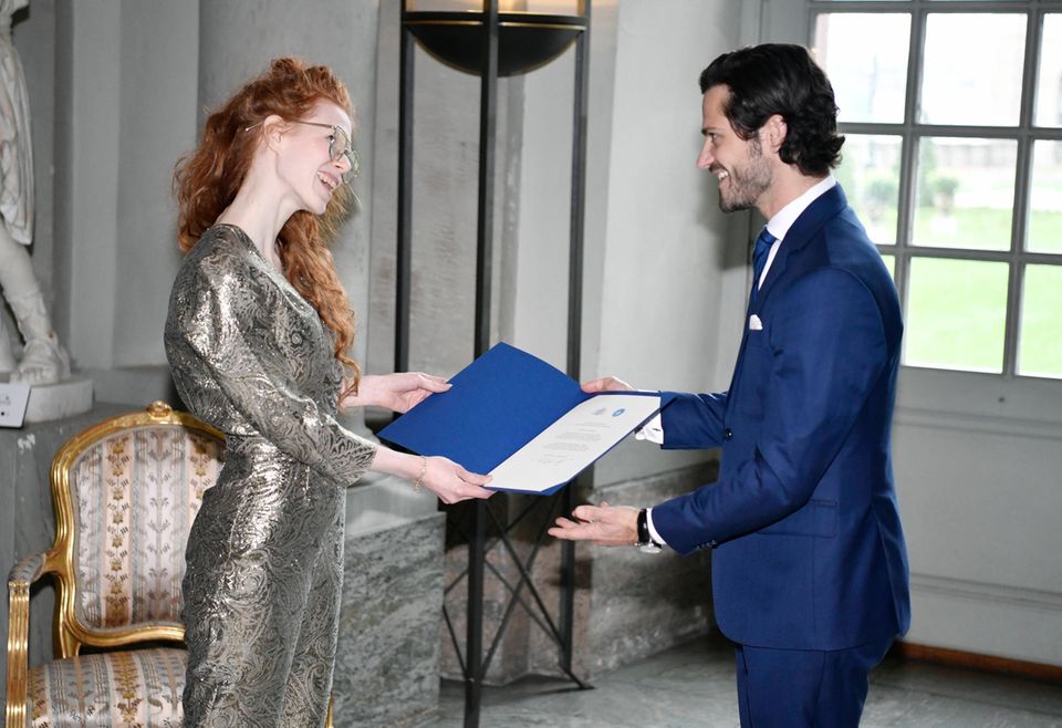 RTK: Prinz Carl Philip übergibt feierlich die Urkunde an Hannah Clarkson RTK: Prinz Carl Philip übergibt feierlich die Urkunde an Hannah Clarkson