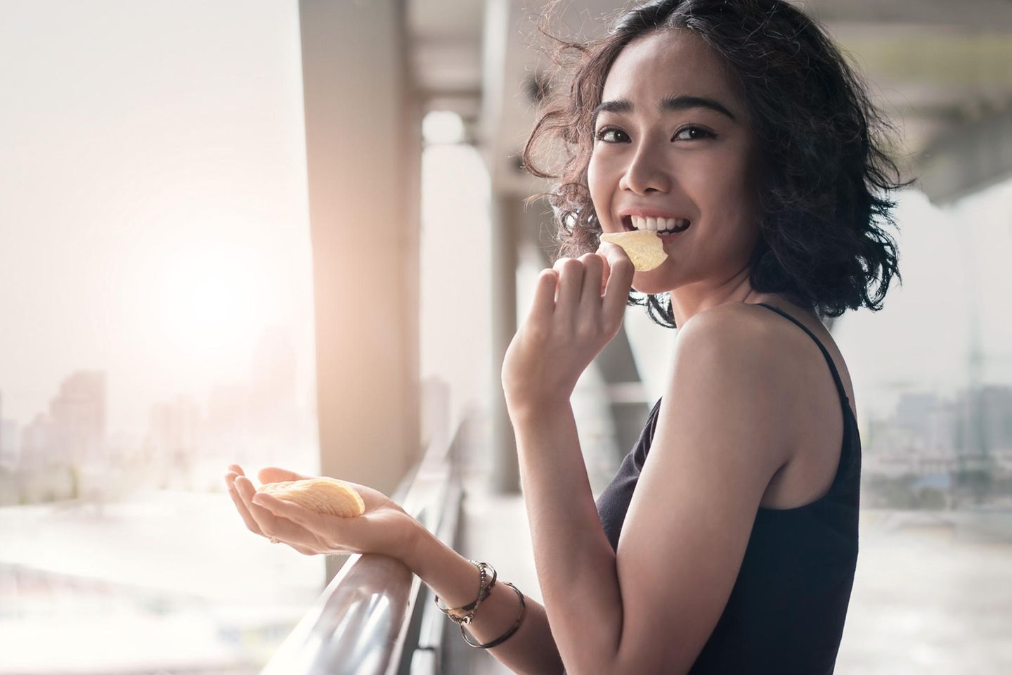 Was Ihr Lieblings-Snack über die Persönlichkeit verrät: Frau isst Chips