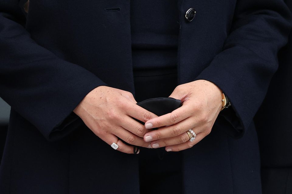 Prinz Harry + Herzogin Meghan in New York: Detailfoto auf Meghans Schmuck Prinz Harry + Herzogin Meghan in New York: Detailfoto auf Meghans Schmuck