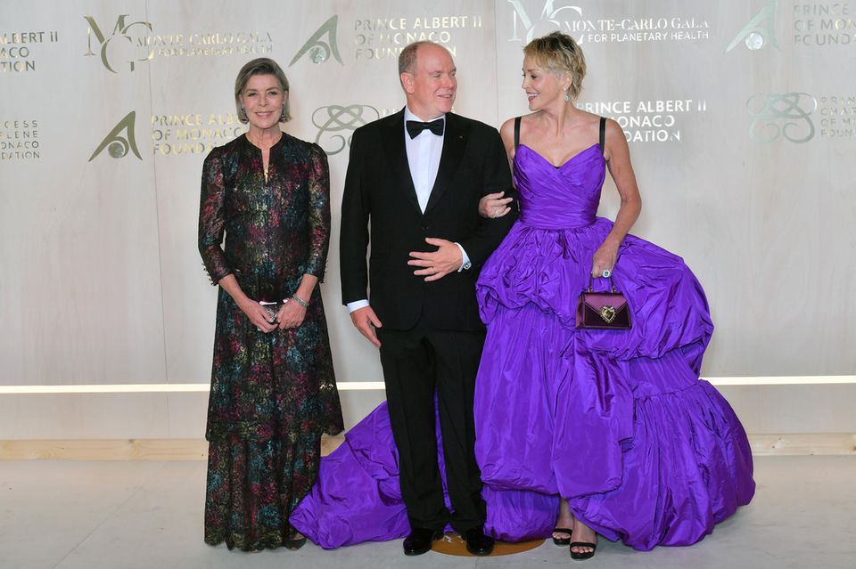 Fürst Albert: Prinzessin Caroline scheint froh darüber zu sein, ihren Bruder Fürst Albert dank seiner charmanten Begleitung Sharon Stone wieder einmal lachen zu sehen. Prinzessin Caroline scheint froh darüber zu sein, ihren Bruder Fürst Albert dank seiner charmanten Begleitung Sharon Stone wieder einmal lachen zu sehen.