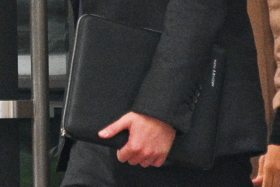 Prinz Harrys Dokumententasche trägt die Aufschrift "Archie's Papa" Prinz Harrys Dokumententasche trägt die Aufschrift "Archie's Papa"