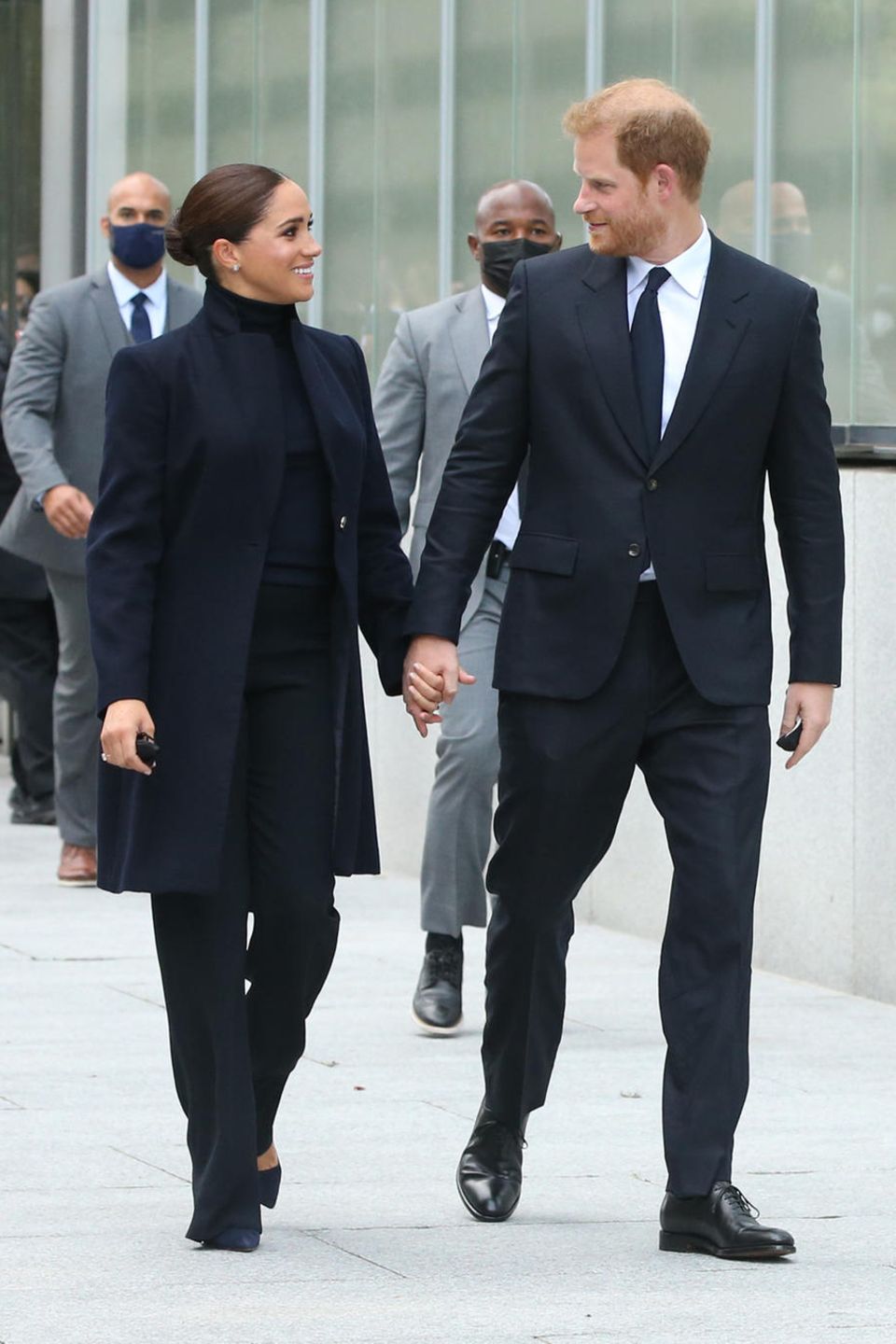 Herzogin Meghan und Prinz Harry dicht gefolgt von Personenschützern bei ihrem Besuch in New York Herzogin Meghan und Prinz Harry dicht gefolgt von Personenschützern bei ihrem Besuch in New York