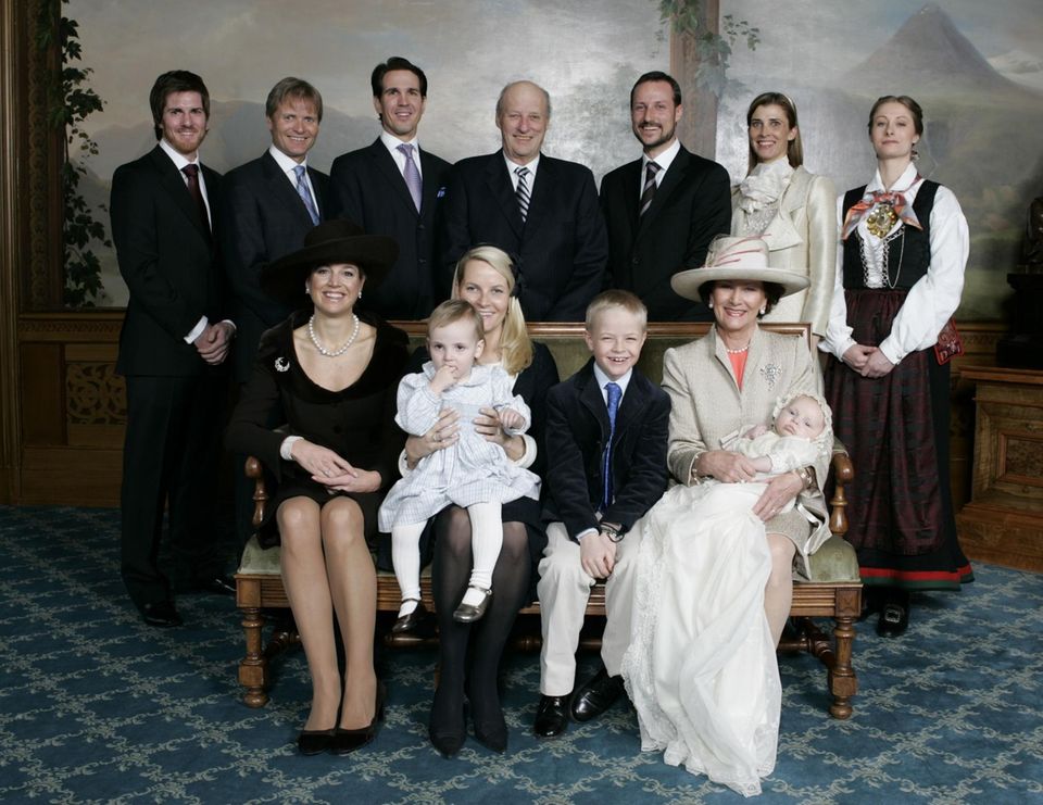 Royals: Königin Máxima (vorne links) ist seit März 2006 Taufpatin von Prinz Sverre Magnus (vorne rechts als Täufling auf dem Schoß von Königin Sonja). Königin Máxima (vorne links) ist seit März 2006 Taufpatin von Prinz Sverre Magnus (vorne rechts als Täufling auf dem Schoß von Königin Sonja).