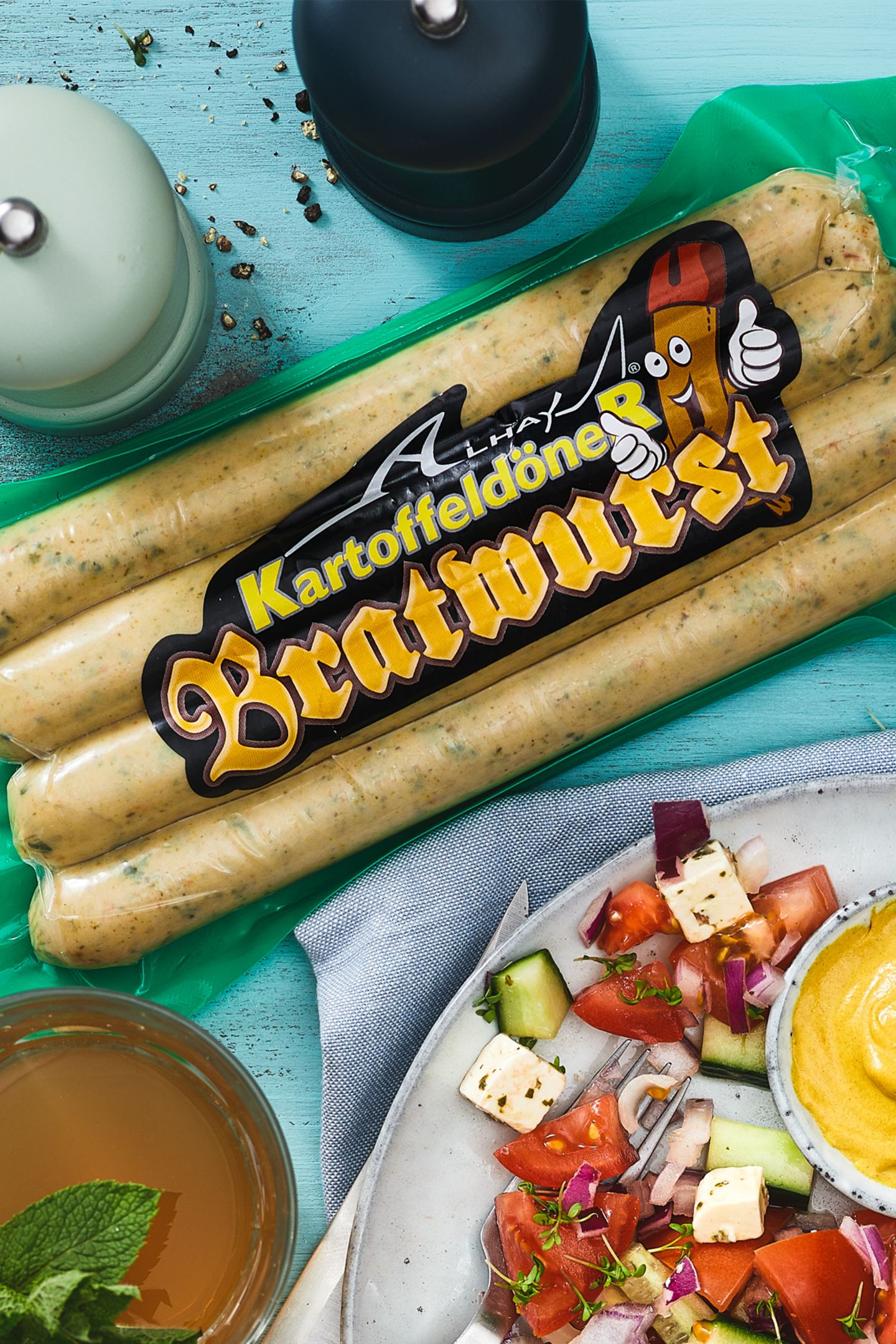 Ab ins Regal In der VOX-Show "Die leckerste Idee Deutschlands" wurde die Kartoffeldöner Bratwurst von Erfinder Hani Alhay von der Jury zum Sieger gekürt. Die Basis besteht aus 60 % Putenfleisch und ist gespickt mit Kartoffelstückchen, Parmak Sucuk (nach Art einer Knoblauchwurst) und Spinat. Erhältlich bei REWE, 400-Gramm-Packung etwa 4,49 Euro. 