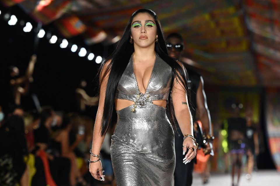 Lourdes Leon präsentiert bei der Versace-Show in Mailand ein gewagtes silber schimmerndes Dress mit Cut Outs, die die kurvige Figur von Madonnas Tochter perfekt zur Geltung bringen.