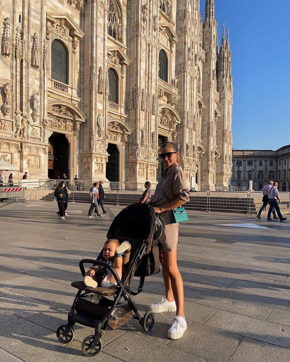 Wenn Ann-Kathrin Götze ein neues Bild mit ihrem kleinen Sohn Rome teilt, dann ist klar, auf wem der Fokus liegt. Der Götze-Sprössling verzaubert mit seinem ansteckenden Lachen immer wieder die Community seiner Mama. Auch auf diesem Bild ist Romi der Star: Mit seiner lässigen Pose stiehlt er der Influencerin gekonnt die Show. "Romi scheint Yoga zu üben", schreibt ein User amüsiert. 