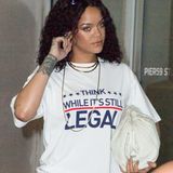 Rihanna hat eine klare Message an ihre Fans: "Denkt nach, solange es noch legal ist." In einem weißen Shirt des Kultlabels Vetements betritt die Sängerin nach ihrer heißen "Savage X Fenty Vol. 3"-Show in Los Angeles ein Tonstudio. Die Musikerin nimmt gerade ein neues Album auf, von dem sie bereits angekündigt hat, dass es "ganz anders" sein wird, als ihr bisheriger Sound.
