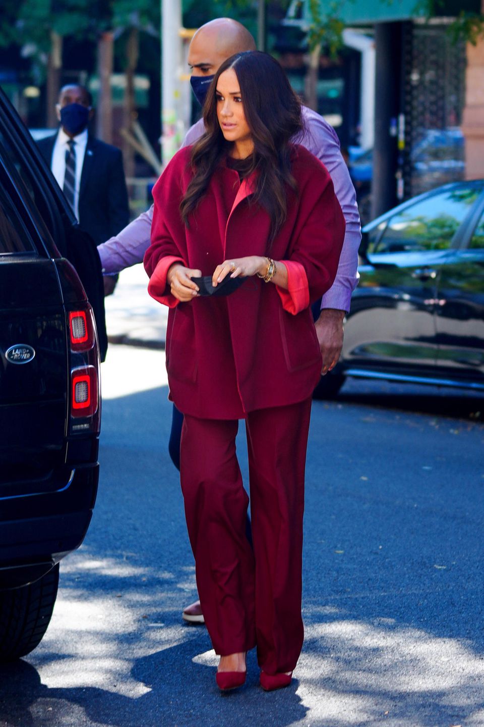 Beim Besuch einer Schule im New Yorker Stadtteil Harlem setzt Meghan auf eine Kombination in Beerenfarben. Zur fließenden Hose kombiniert sie einen Mantel aus Kaschmir, ein beerenfarbenes Shirt und Heels von Malono Blahnik im selben Farbton. Wie es scheint, war die Herzogin nicht richtig auf die warmen Temperaturen in New York vorbereitet, immerhin wirken ihre Looks bisher eher herbstlich. Viele Stimmen im Netz sehen in ihrem beerenfarbenen Look eine Reminiszenz zur Ex-First-Lady der USA. Michelle Obama trug bei der Inauguration von Joe Biden einen ähnlichen Style. Absicht oder Zufall? Beim Besuch einer Schule im New Yorker Stadtteil Harlem setzt Meghan auf eine Kombination in Beerenfarben. Zur fließenden Hose kombiniert sie einen Mantel aus Kaschmir, ein beerenfarbenes Shirt und Heels von Malono Blahnik im selben Farbton. Wie es scheint, war die Herzogin nicht richtig auf die warmen Temperaturen in New York vorbereitet, immerhin wirken ihre Looks bisher eher herbstlich. Viele Stimmen im Netz sehen in ihrem beerenfarbenen Look eine Reminiszenz zur Ex-First-Lady der USA. Michelle Obama trug bei der Inauguration von Joe Biden einen ähnlichen Style. Absicht oder Zufall?