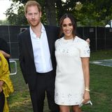 Am Samstag (25. September 2021) besuchen Prinz Harry und Herzogin Meghan das Global Citizen Live Konzert in New York. Meghan trägt zu dem Anlass einen sommerlicheren Look, der den Temperaturen im Big Apple entspricht. Zum weißen, mit zarten Blüten-Ornamenten bestickten Minikleid von Maison Valentino – Kostenpunkt etwa 5.000 Euro – kombiniert sie schwarze Heels sowie Schmuck aus ihrem Repertoire. 