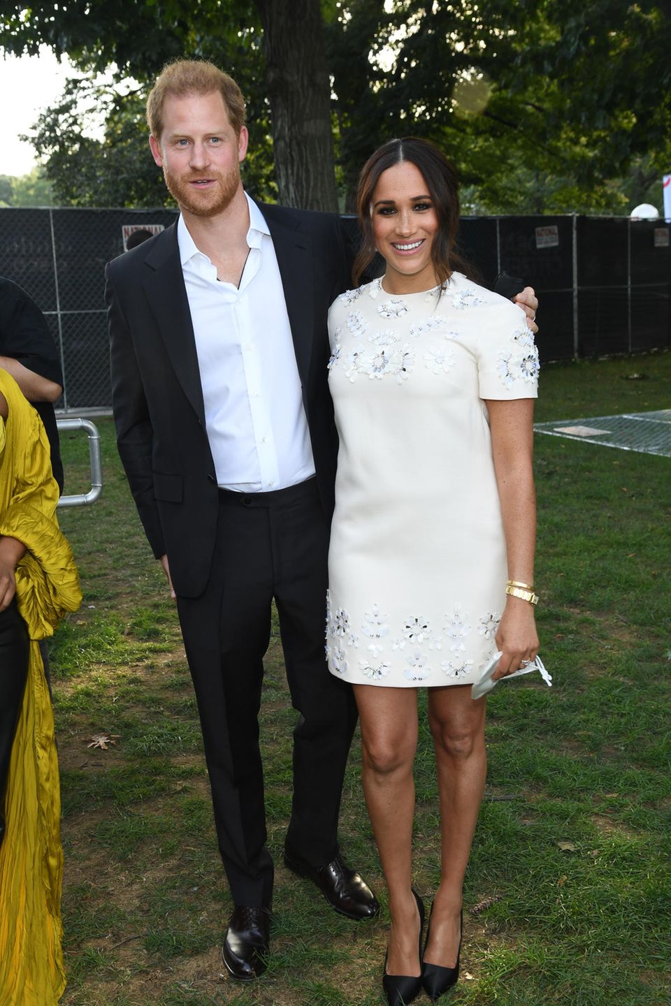 Am Samstag (25. September 2021) besuchen Prinz Harry und Herzogin Meghan das Global Citizen Live Konzert in New York. Meghan trägt zu dem Anlass einen sommerlicheren Look, der den Temperaturen im Big Apple entspricht. Zum weißen, mit zarten Blüten-Ornamenten bestickten Minikleid von Maison Valentino – Kostenpunkt etwa 5.000 Euro – kombiniert sie schwarze Heels sowie Schmuck aus ihrem Repertoire. Am Samstag (25. September 2021) besuchen Prinz Harry und Herzogin Meghan das Global Citizen Live Konzert in New York. Meghan trägt zu dem Anlass einen sommerlicheren Look, der den Temperaturen im Big Apple entspricht. Zum weißen, mit zarten Blüten-Ornamenten bestickten Minikleid von Maison Valentino – Kostenpunkt etwa 5.000 Euro – kombiniert sie schwarze Heels sowie Schmuck aus ihrem Repertoire.