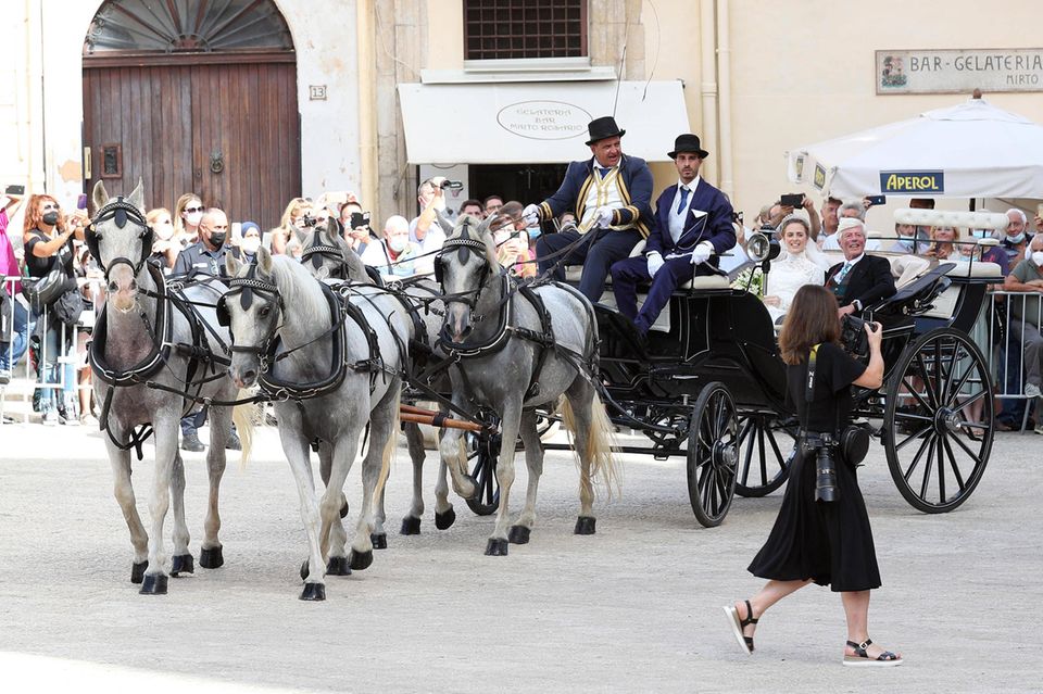 Royals: Lady Charlotte indesay-Bethune fuhr in einer offenen Kutsche vor der Kathedrale in Monreale vor, um Prinz Jaime von Bourbon-Sizilien das Jawort zu geben Lady Charlotte indesay-Bethune fuhr in einer offenen Kutsche vor der Kathedrale in Monreale vor, um Prinz Jaime von Bourbon-Sizilien das Jawort zu geben