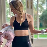 Das nennen wir mal Mom-Work(out)-Life-Balance! Amber Heard hat ihre Tochter Oonagh Paige auch beim Sport bei sich. In der einen Hand die Hantel, auf dem anderen Arm ihr kleines Mädchen. "Multitasking-Mama", schreibt die Schauspielerin zu dem witzigen Schnappschuss.