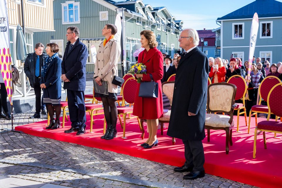Royaler Terminkalender: Königin Silvia + König Carl-Gustaf vor dem Rathaus in Piteå Royaler Terminkalender: Königin Silvia + König Carl-Gustaf vor dem Rathaus in Piteå