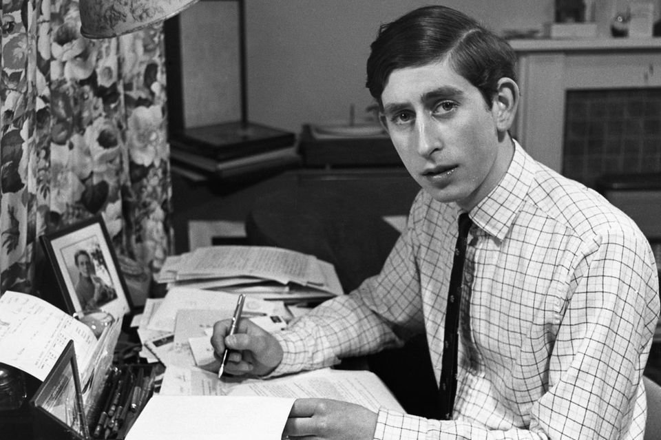 Prinz Charles: Prinz Charles studierte von 1967 bis 1970 Trinity College der University of Cambridge und entging dort knapp einer Entführung. Prinz Charles studierte von 1967 bis 1970 Trinity College der University of Cambridge und entging dort knapp einer Entführung.