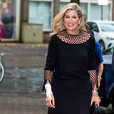 Netz und Fransen – Königin Máxima zeigt bei der 4. König Willem I-Lesung ihre rockige Seite. Zum Valentino-Kleid kombiniert sie schwarze Sandaletten und eine Clutch von Gianvito Rossi. 