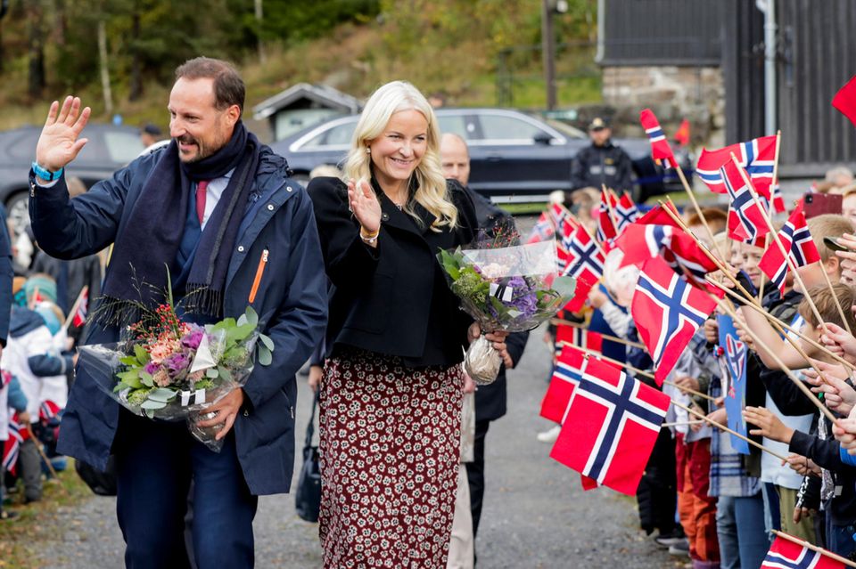 Royaler Terminkalender: Prinz Haakon + Prinzessin Mette-Marit winken ihren Fans zu