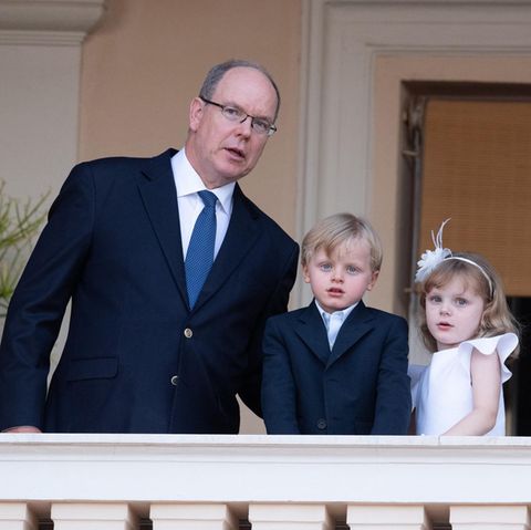 Fürst Albert und Fürstin Charlène mit den Zwillingen Jacques und Gabriella