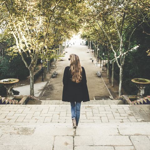 Wie Sie gehen, verrät einiges über Ihren Charakter: Frau geht Treppen im Park herunter.