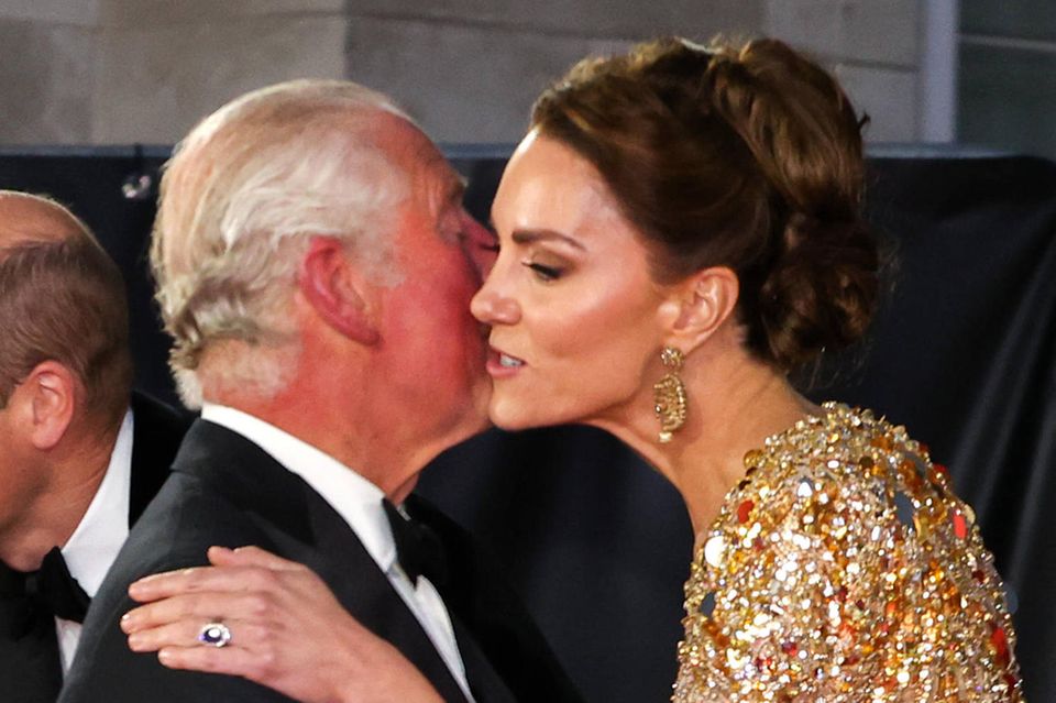 Herzogin Catherine begrüßt ihren Schwiegervater Prinz Charles mit zwei zärtlichen Küssen auf die Wangen.
