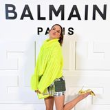 Die Show von Balmain während der Fashion Week ist nicht nur eine einfache Show, sondern gleich ein ganzes Festival im Bezirk Boulogne-Billancourt, zu dem Topmodel Alessandra Ambrosio im neongelben Strick-Look erscheint.