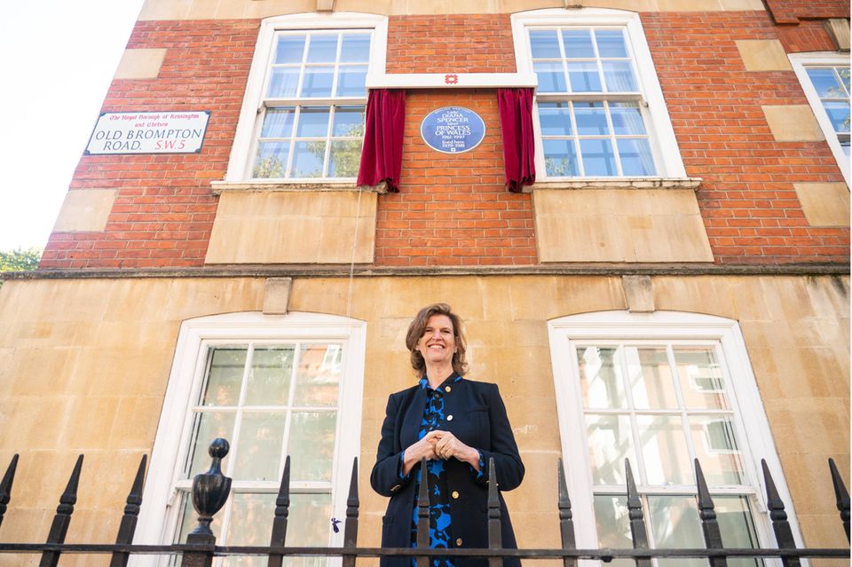 Prinzessin Dianas einstige Mitbewohnerin Virgina Clarke enthüllte am Mittwoch, 29. September 2021, die English Heritage-Plakette am Gebäude der ehemaligen Wohnung in der Old Brompton Road in London.