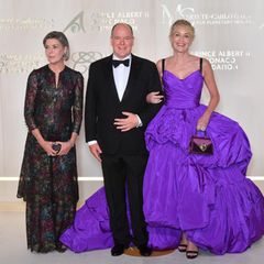 Schon eine Woche zuvor war Sharon Stone nämlich als Star-Gast an der Seite von Prinzessin Caroline und Fürst Albert bei der 5. Monte-Carlo Gala For Planetary Health in Monaco zu bewundern. Dort trug sie einen lilafarbenen Satin-Look, ebenfalls von Dolce & Gabbana.