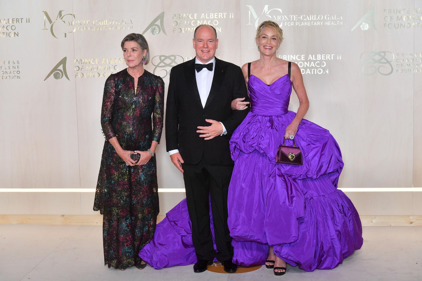 Schon eine Woche zuvor war Sharon Stone nämlich als Star-Gast an der Seite von Prinzessin Caroline und Fürst Albert bei der 5. Monte-Carlo Gala For Planetary Health in Monaco zu bewundern. Dort trug sie einen lilafarbenen Satin-Look, ebenfalls von Dolce & Gabbana.