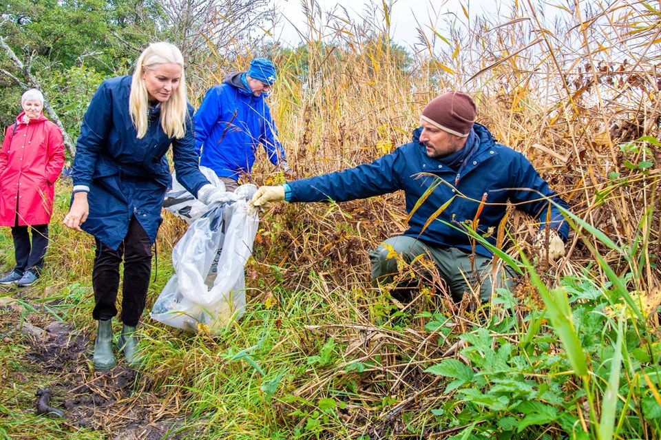 Royaler Terminkalender: Prinzessin Mette-Marit und Prinz Haakon sammeln Müll ein