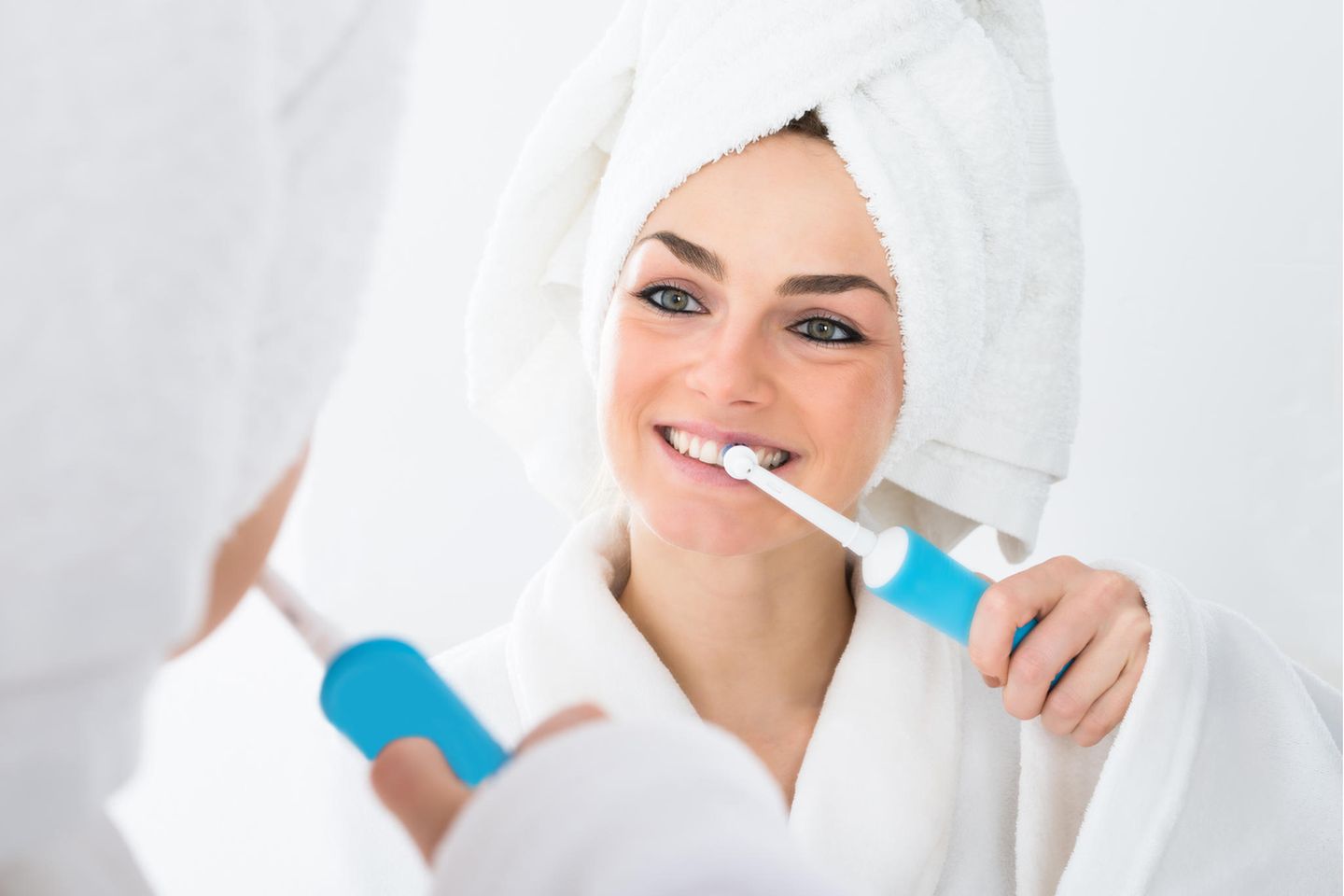 Deals des Tages: Frau beim Zähneputzen mit elektrischer Zahnbürste, Zahnreinigung