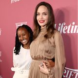 Angelina Jolie und Tochter Zahara Jolie-Pitt zeigen sich beim "Variety's Power of Women"-Event in Beverly Hills als stylisches Mutter-Tochter-Duo. Aber diesmal fällt Zahara mit ihrem Lässig-Look in Weiß deutlich mehr ins Auge als Mama Angelina im hellbraunen, seidigen Retro-Style.