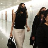 Während ihrer politischen Arbeit in New York achtet Angelina Jolie besonders auf einen eleganten Business-Look. Mit ärmellosem Shirt und seidigem Bleistiftrock zeigt sie sich bei Beratungsgesprächen mit dem Justizausschuss des Senats.