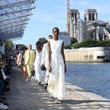 Vor der beeindruckenden Kulisse der im sich Wiederaufbau befindlichen Kathedrale von Notre-Dame lässt Luxuslabel Chloé seine Models am Ufer der Seine entlanglaufen.