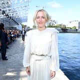 Gillian Anderson bezaubert bei Chloé am Ufer der Seine im weißen Romantik-Look.