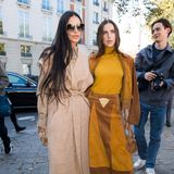 Fashion-Week-Fans Demi Moore und Tochter Scout Willis könnten bei ihrem Besuch der Outdoor-Show von Chloé im herbstlichen Style glatt als Schwestern durchgehen. 