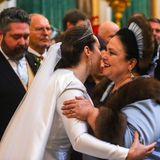 Sie zählt zu den ersten Gratulierenden des Hochzeitspaares: Thronprätendentin Marija Wladimirowna Romanowa – die Mutter des Großfürsten. Überglücklich schließt sie ihre Schwiegertochter in die Arme.