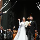 Neben den vielen geladenen Hochzeitsgästen warten außerdem jede Menge Schaulustige vor der Isaakskathedrale in Sankt Petersburg. Alle wollen sie einen Blick auf Braut und Bräutigam werfen. Nach der Trauung ist genügend Zeit: Das frisch vermählte Paar und lässt sich vor der Kathedrale feiern.