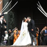 Hier ist er: Der erste offizielle Kuss des Ehepaares. Gemeinsam mit den Hochzeitsgästen wird nach der kirchlichen Zeremonie im privaten Kreis weitergefeiert.