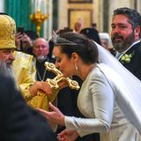 Während der kirchlichen Trauung fängt die Fotografin den stolzen Blick des Bräutigams ein: Großfürst Georgi Michailowitsch Romanow strahlt neben seiner Braut.