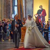 Welch ein aufregender Tag für Rebecca Virginia Bettarini: An der Seite ihres Vaters Roberto Bettarini schreitet sie in der Isaakskathedrale in Sankt Petersburg zum Altar, wo ihr zukünftiger Ehemann Großfürst Georgi Michailowitsch Romanow auf sie wartet.