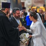 Vor den Augen zahlreicher Gäste wird diese Adelshochzeit vollzogen. Nach den Gelübden folgt das Anstecken der Eheringe.